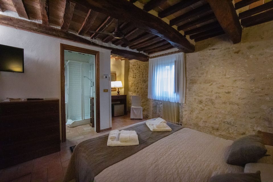 Economy Double or Twin Room (Camera Villa Dini) | In-room safe, blackout drapes, bed sheets