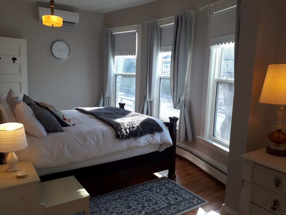 Queen Room | Egyptian cotton sheets, premium bedding, pillowtop beds