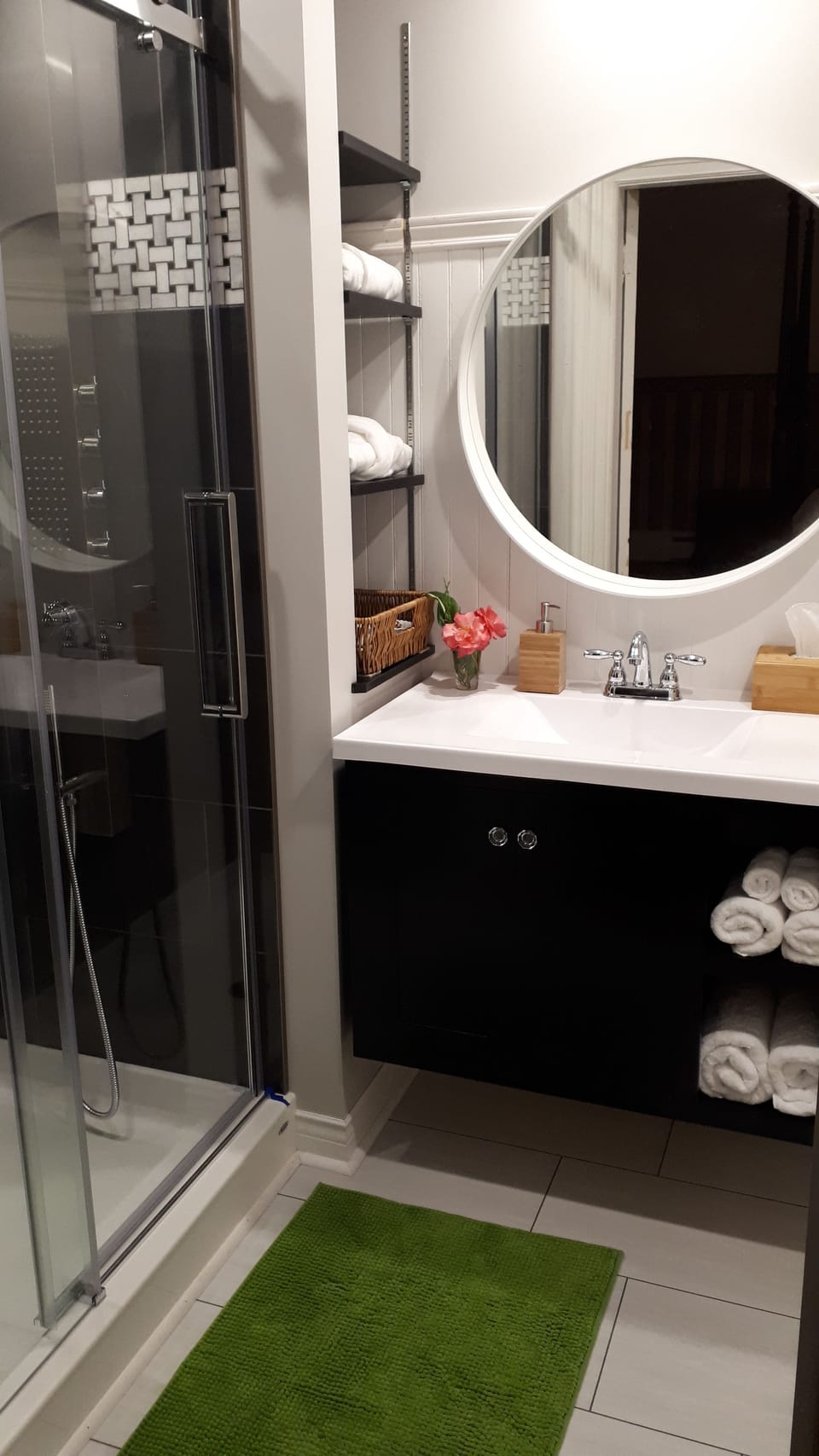 Vye Room | Bathroom | Shower, hydromassage showerhead, bathrobes, towels