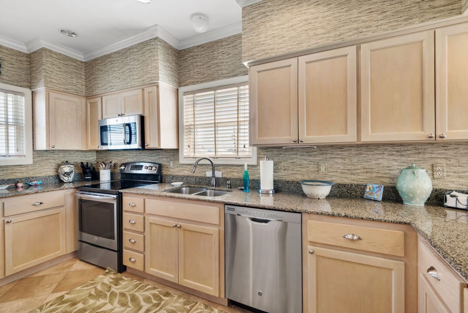 Townhome, 4 Bedrooms | Private kitchen | Fridge, oven, coffee/tea maker, toaster