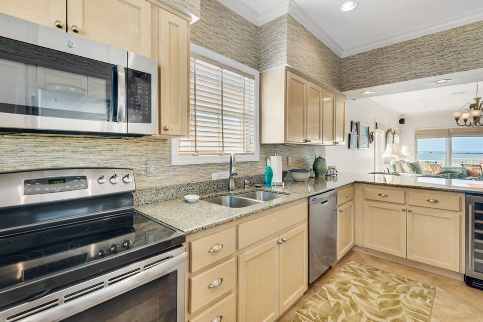 Townhome, 4 Bedrooms | Private kitchen | Fridge, oven, coffee/tea maker, toaster