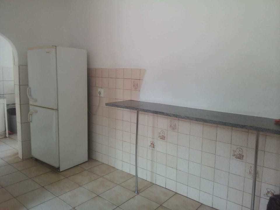 Fridge, oven, stovetop, cookware/dishes/utensils