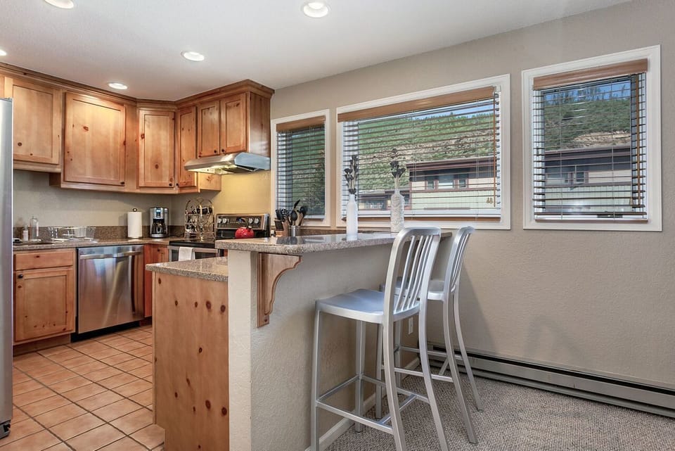 Condo, 3 Bedrooms | Private kitchen | Fridge, oven, coffee/tea maker, toaster