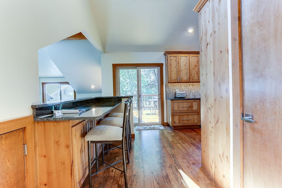 House, 4 Bedrooms | Private kitchen | Fridge, microwave, oven, stovetop