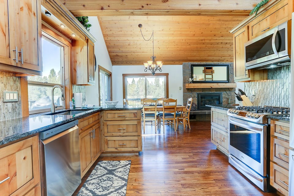 House, 4 Bedrooms | Private kitchen | Fridge, microwave, oven, stovetop