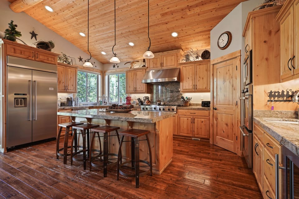 House, 6 Bedrooms | Private kitchen | Fridge, microwave, oven, stovetop
