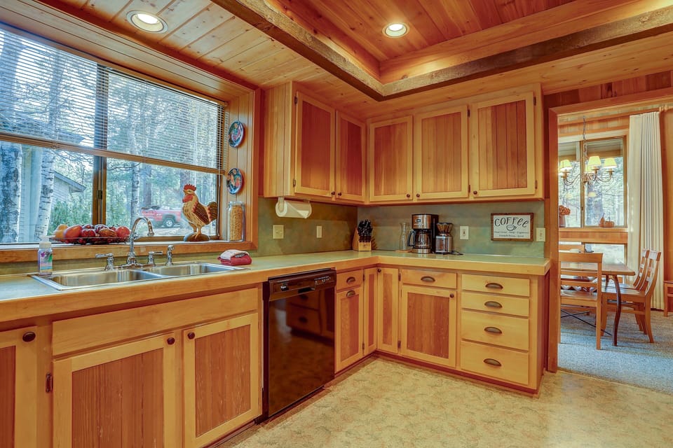 House, 4 Bedrooms | Private kitchen | Fridge, microwave, oven, stovetop
