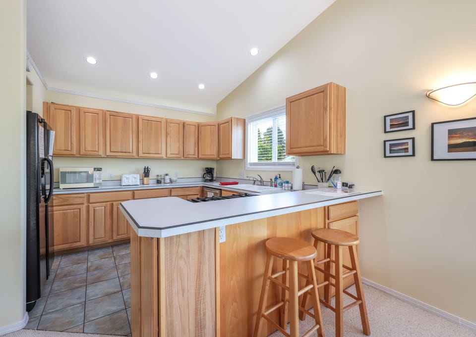 House, 2 Bedrooms | Private kitchen | Fridge, microwave, oven, stovetop