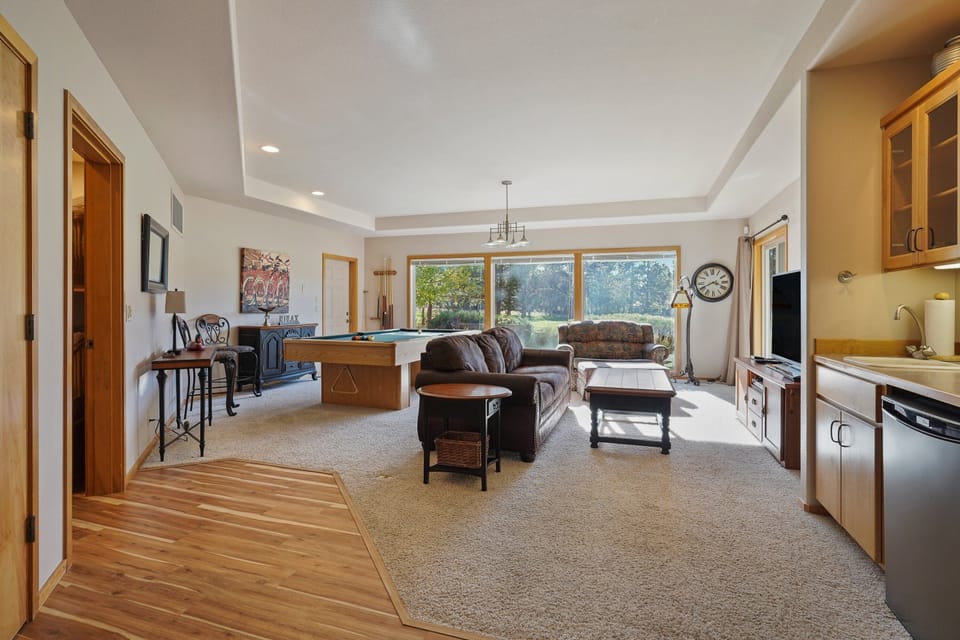 House, 5 Bedrooms | Living area