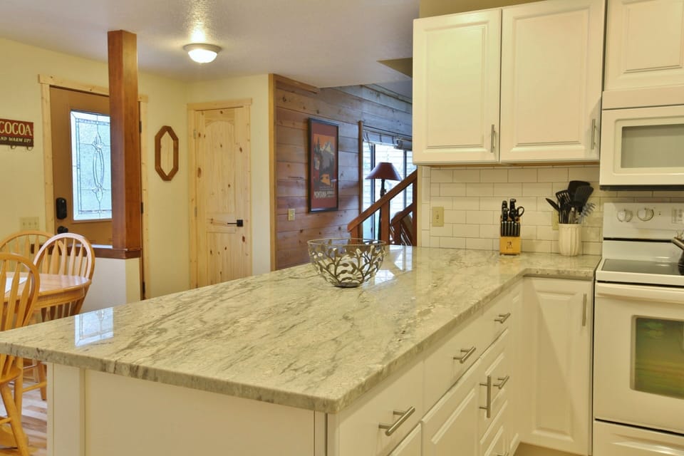 House, 4 Bedrooms | Private kitchen | Fridge, oven, coffee/tea maker, toaster