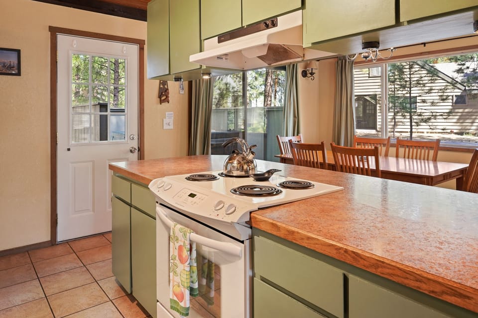 House, 2 Bedrooms | Private kitchen | Fridge, microwave, oven, stovetop