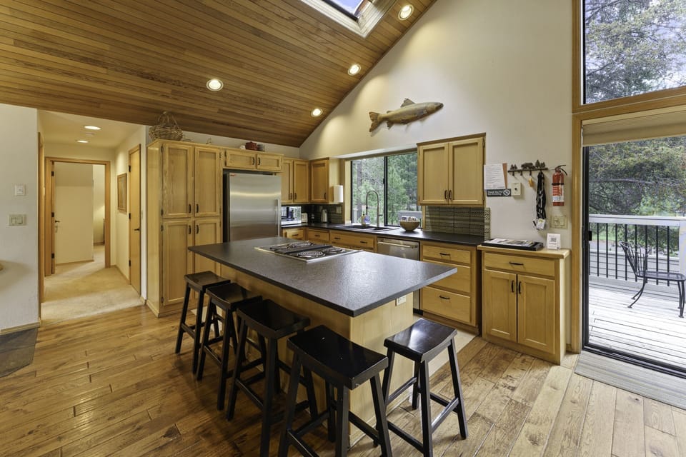 House, 5 Bedrooms | Private kitchen | Fridge, microwave, oven, stovetop