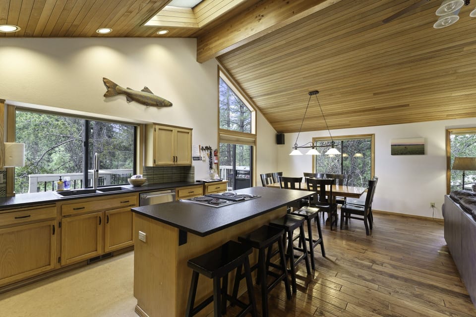 House, 5 Bedrooms | Dining