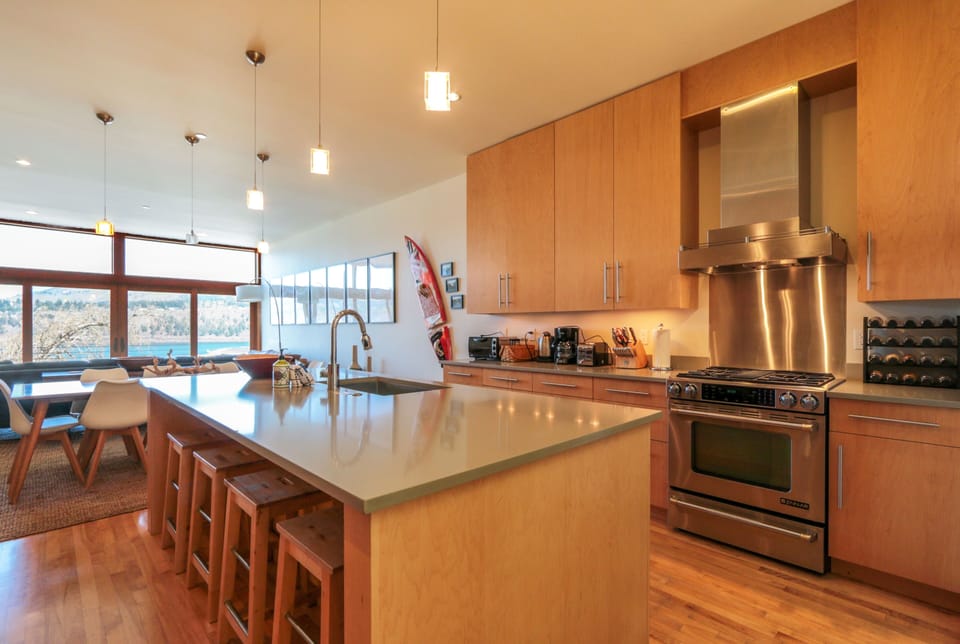 House, 4 Bedrooms | Private kitchen | Fridge, oven, stovetop, coffee/tea maker