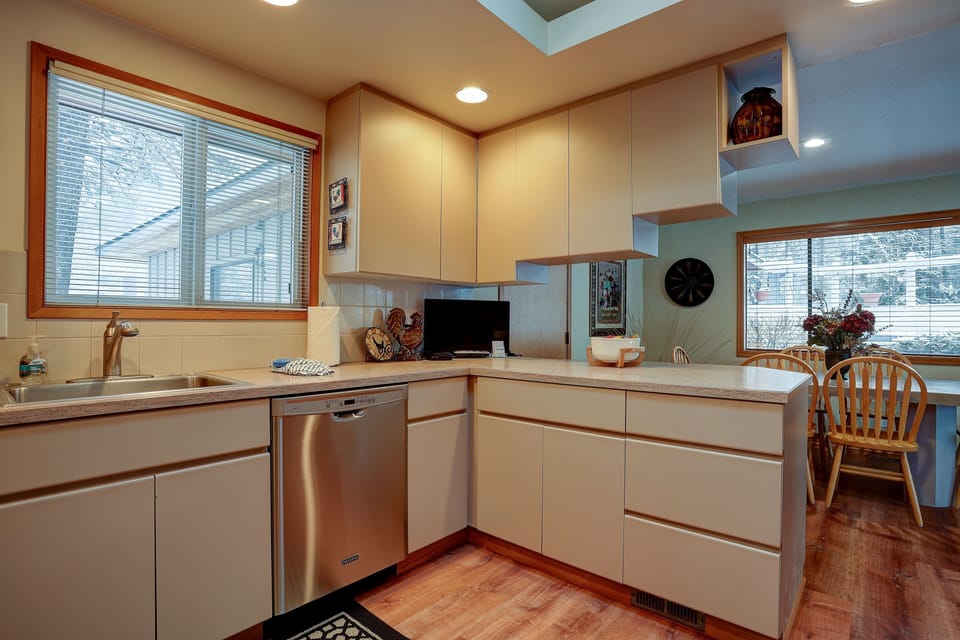 House, 3 Bedrooms | Private kitchen | Fridge, microwave, oven, stovetop