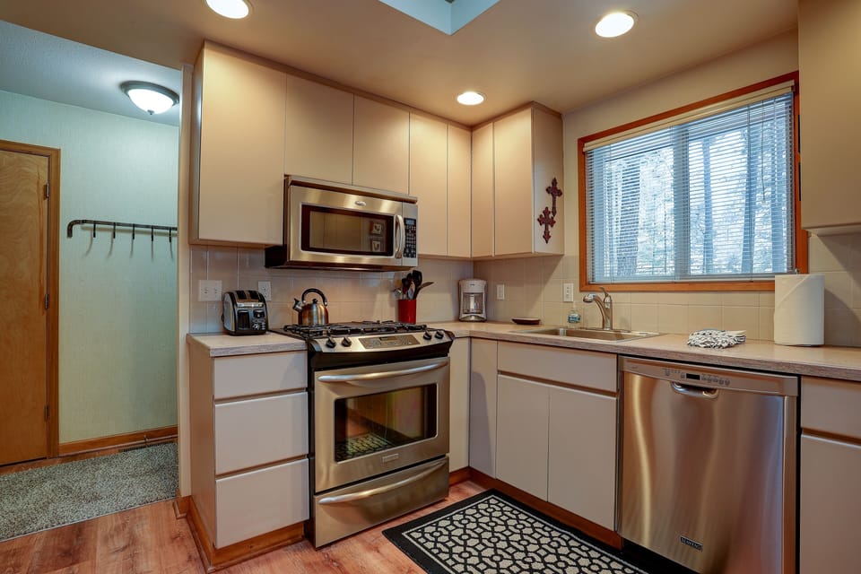 House, 3 Bedrooms | Private kitchen | Fridge, microwave, oven, stovetop