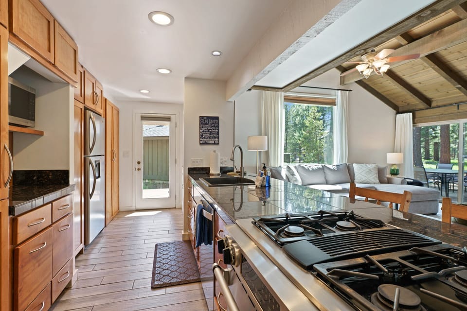 House, 4 Bedrooms | Private kitchen | Fridge, microwave, oven, stovetop