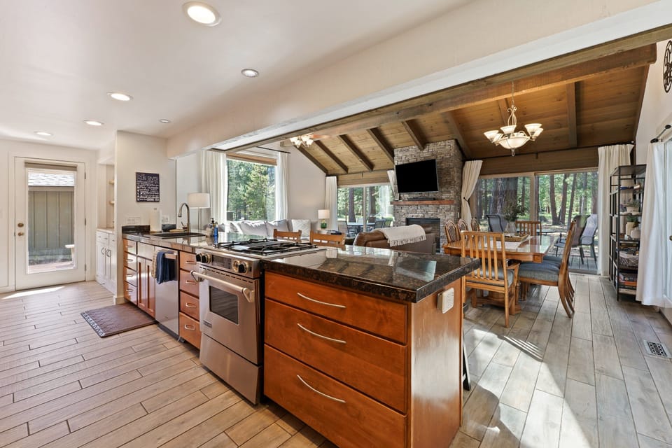 House, 4 Bedrooms | Private kitchen | Fridge, microwave, oven, stovetop