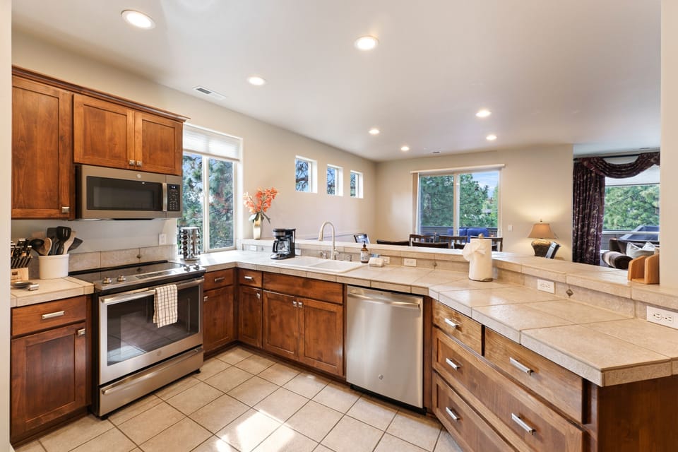 House, 4 Bedrooms | Private kitchen | Fridge, microwave, oven, stovetop