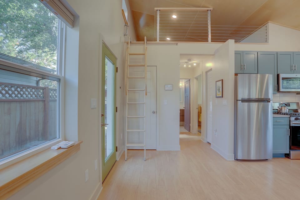 House, 1 Bedroom | Private kitchen | Fridge, microwave, oven, stovetop