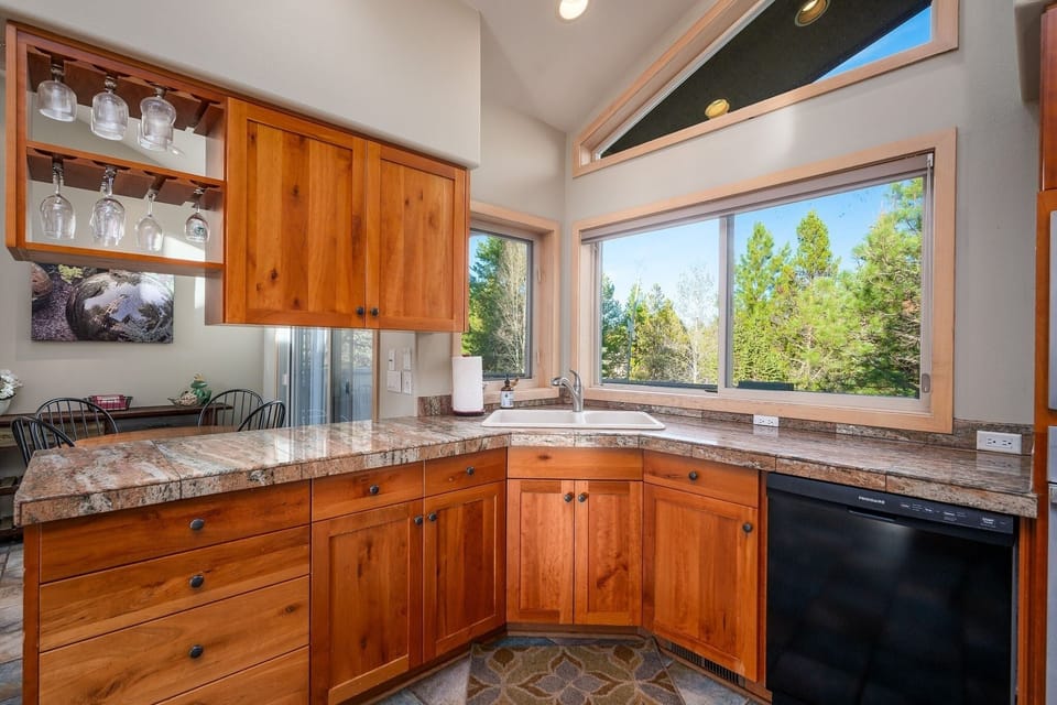 House, 4 Bedrooms | Private kitchen | Fridge, microwave, oven, stovetop