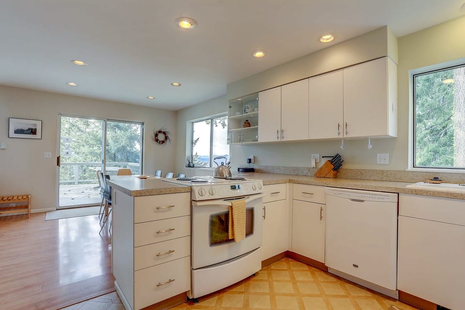 House, 4 Bedrooms | Private kitchen | Fridge, microwave, oven, stovetop