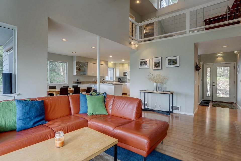 House, 4 Bedrooms | Living area | TV
