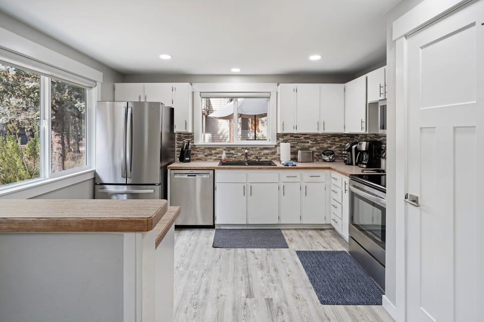 House, 2 Bedrooms | Private kitchen | Fridge, microwave, oven, stovetop