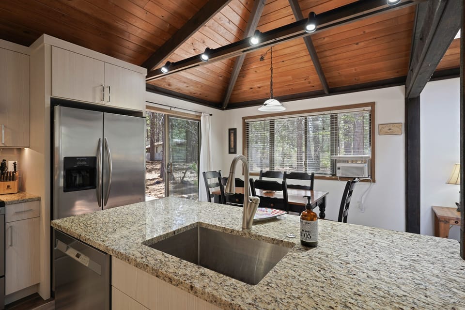 House, 2 Bedrooms | Private kitchen | Fridge, microwave, oven, stovetop