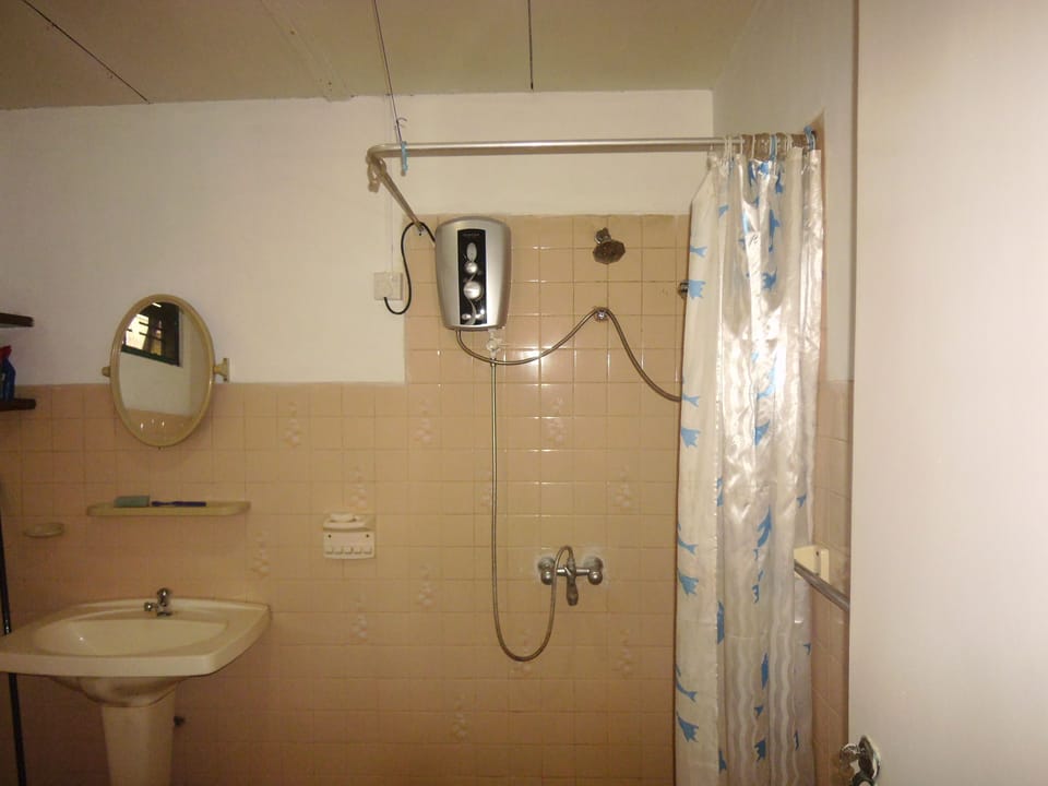 Shower, rainfall showerhead, free toiletries, slippers