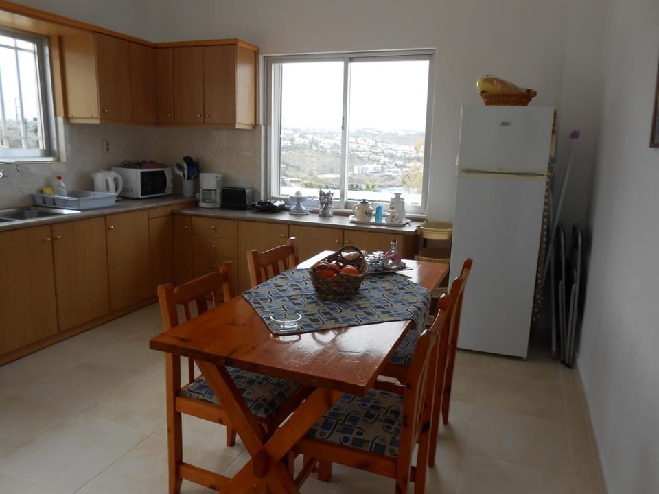 Full-size fridge, oven, stovetop, coffee/tea maker