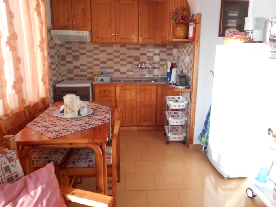 Apartment | Private kitchen | Full-size fridge, oven, stovetop, coffee/tea maker