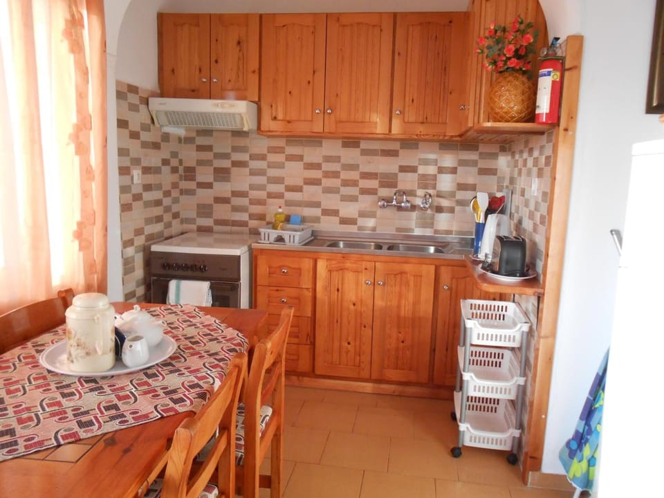 Full-size fridge, oven, stovetop, coffee/tea maker