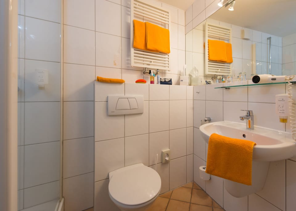 Double Room, 1 Double Bed, Non Smoking | Bathroom | Shower, hair dryer, towels