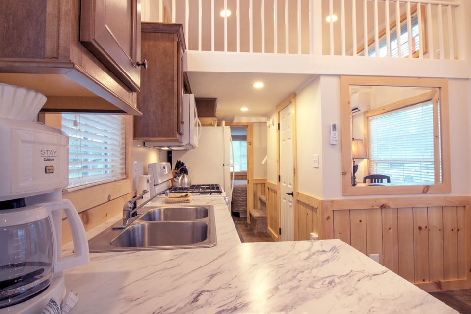 Full-size fridge, microwave, oven, stovetop
