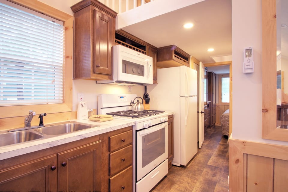 Full-size fridge, microwave, oven, stovetop