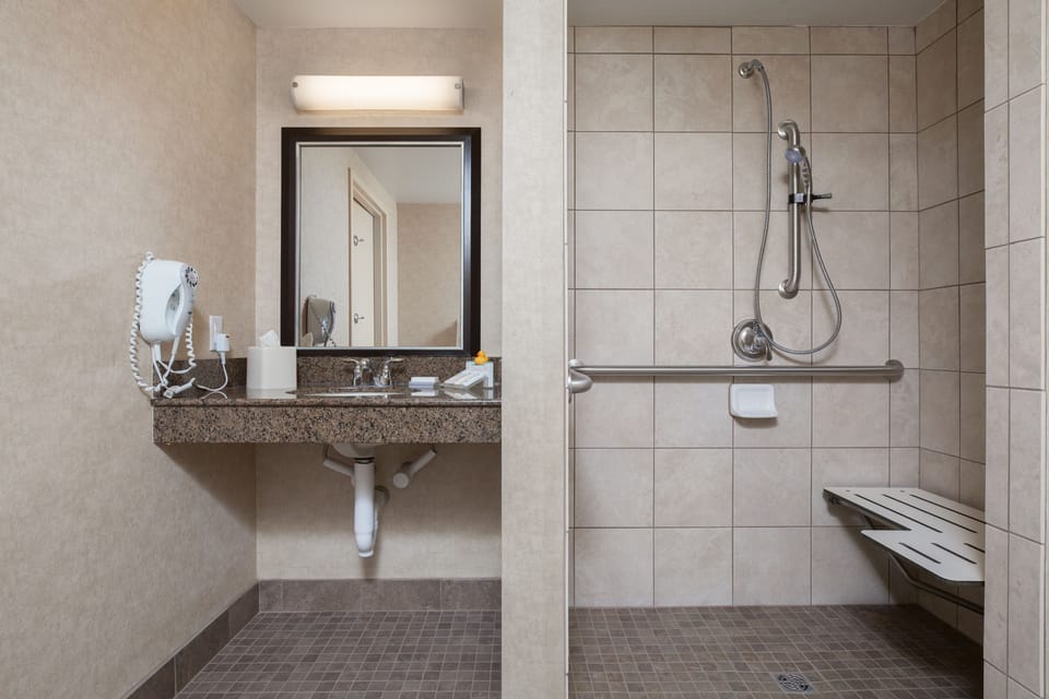 Combined shower/tub, designer toiletries, hair dryer, towels