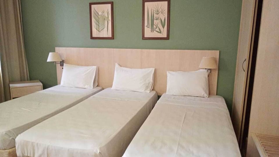 Apartamento triplo 3 camas de solteiro | Desk, blackout drapes, soundproofing, free WiFi
