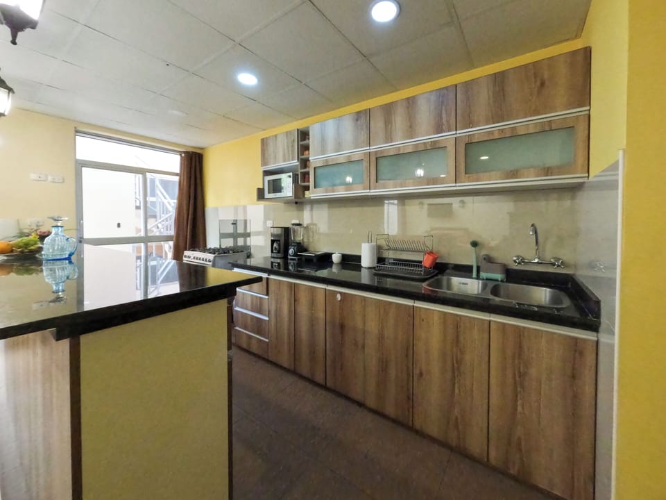 Family House, 5 Bedrooms, Mobility accessible, Ensuite (Casa) | Private kitchen | Microwave, oven, stovetop, blender