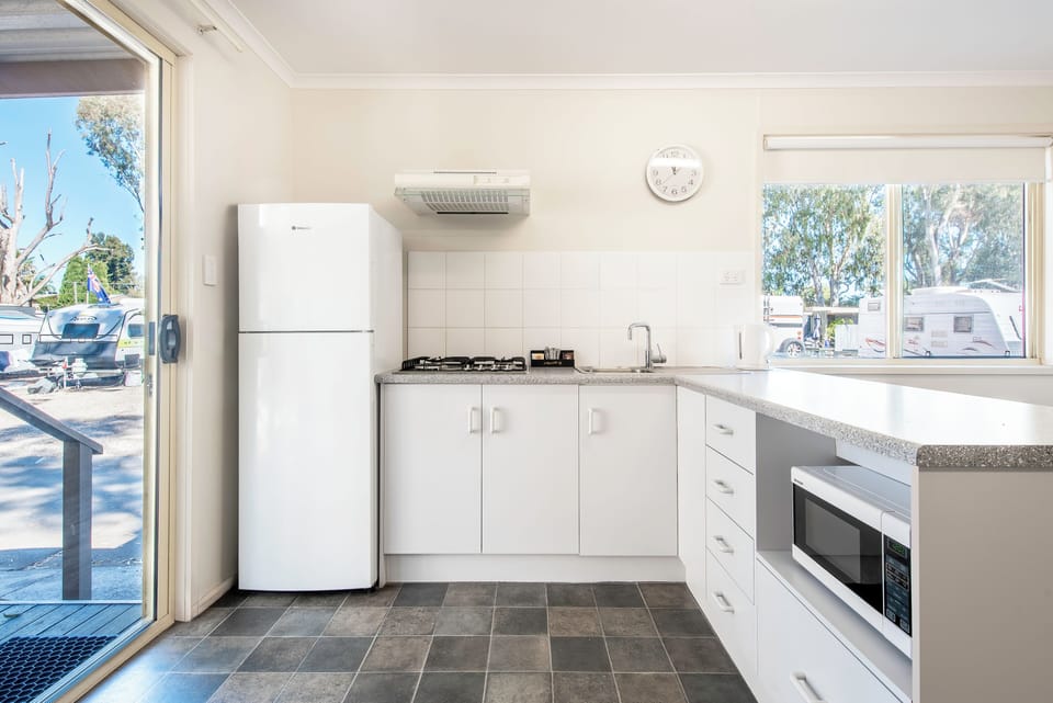Standard 1 Bedroom Cabin  | Private kitchenette | Fridge, cookware/dishes/utensils