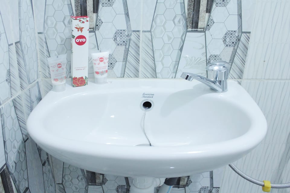 Deluxe Double Room | Bathroom | Shower, towels