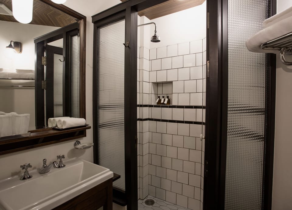 Standard Tea Room | Bathroom | Shower, free toiletries, hair dryer, bathrobes