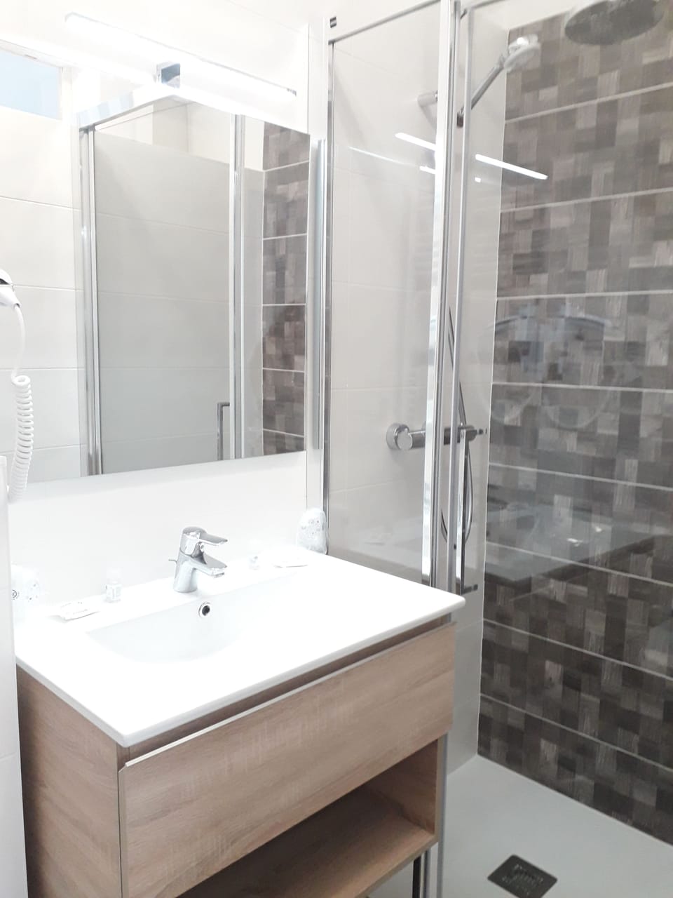 Double Room with city view | Bathroom | Free toiletries, hair dryer, towels