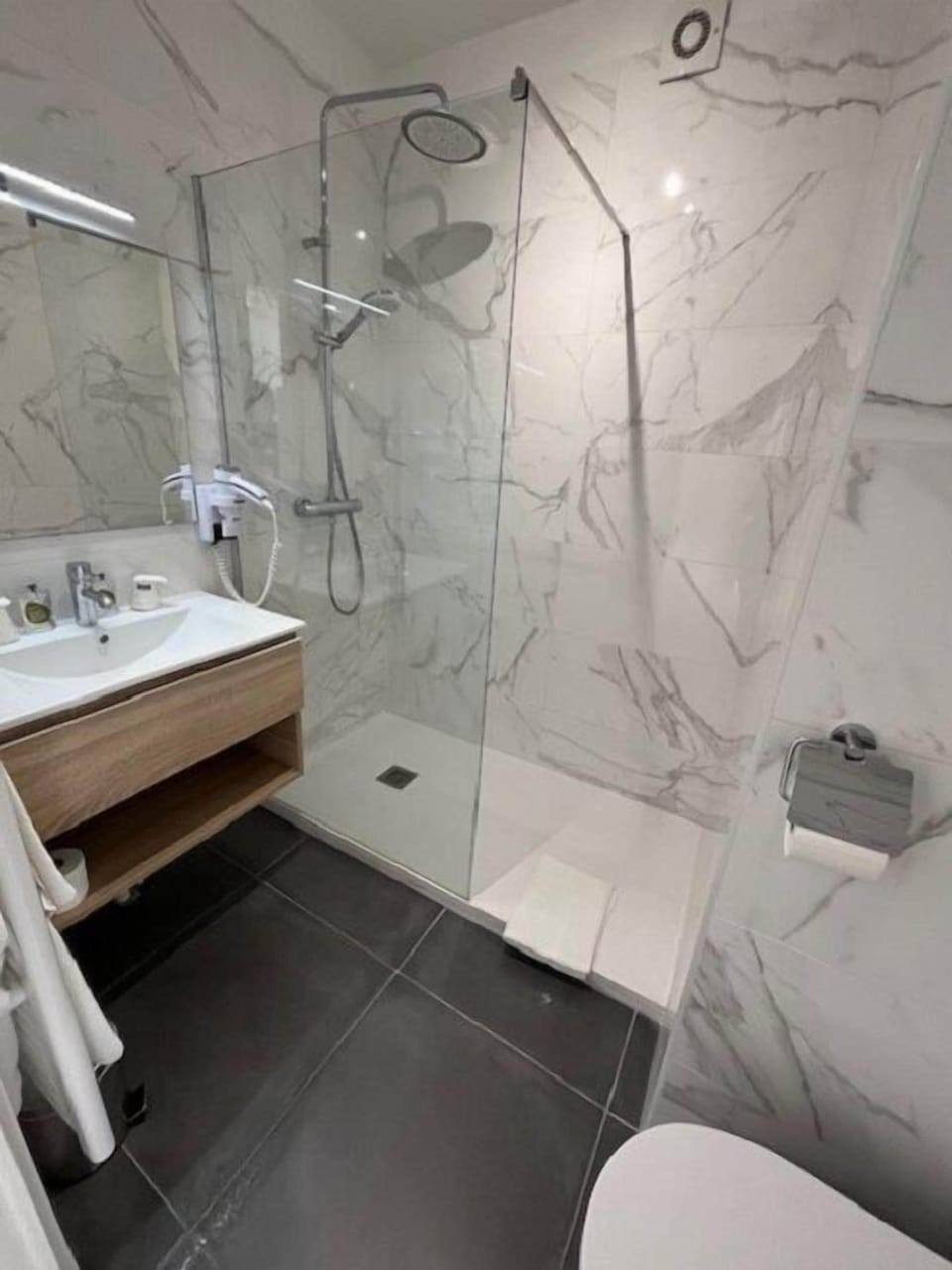 Double Room, Sea facing | Bathroom | Free toiletries, hair dryer, towels