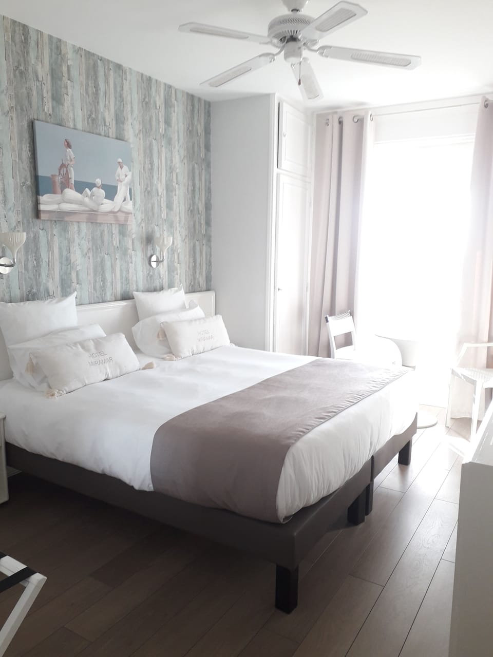 Premium bedding, in-room safe, desk, cribs/infant beds