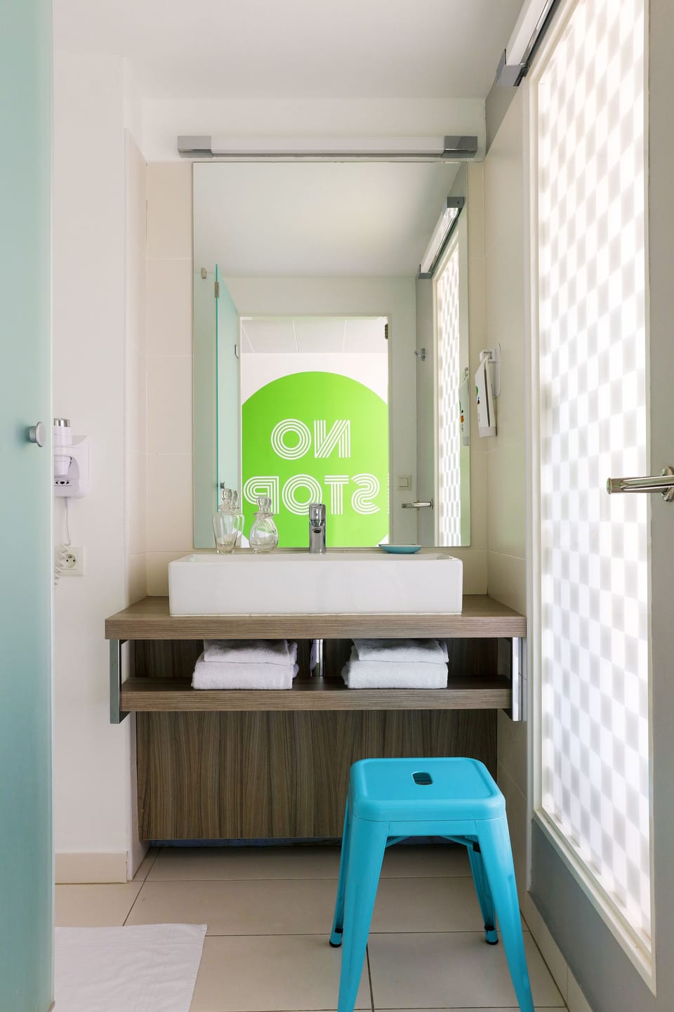 Bathroom sink