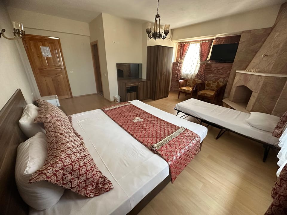 Deluxe Double Room, Jetted Tub | Blackout drapes, free WiFi, bed sheets