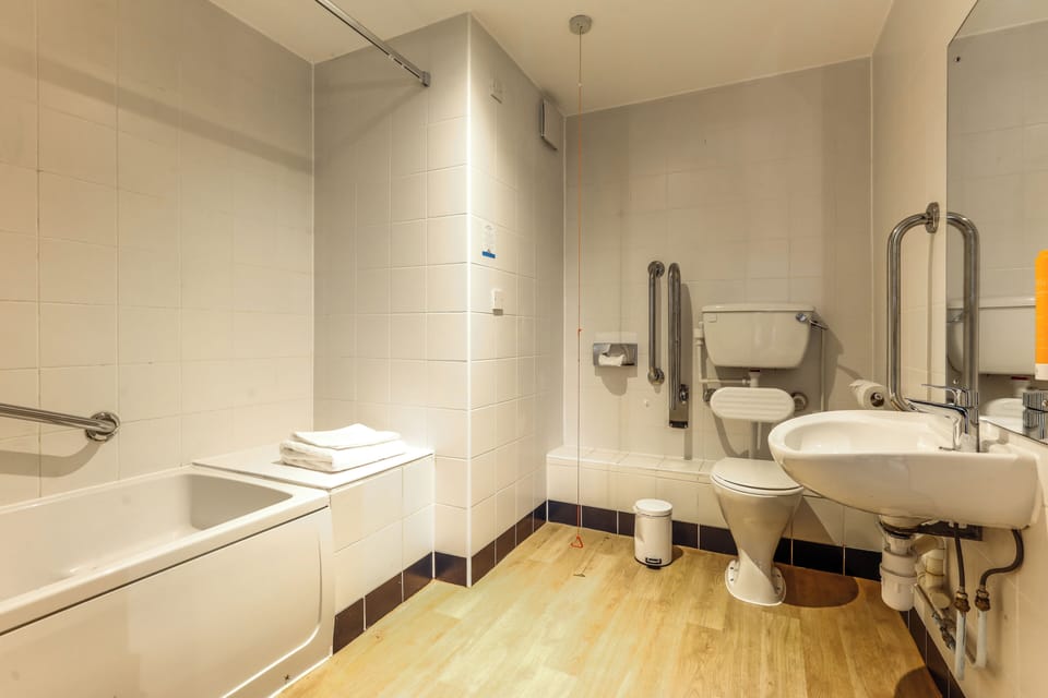Room, 1 Double Bed, Accessible, Non Smoking | Bathroom | Shower, eco-friendly toiletries, hair dryer, towels