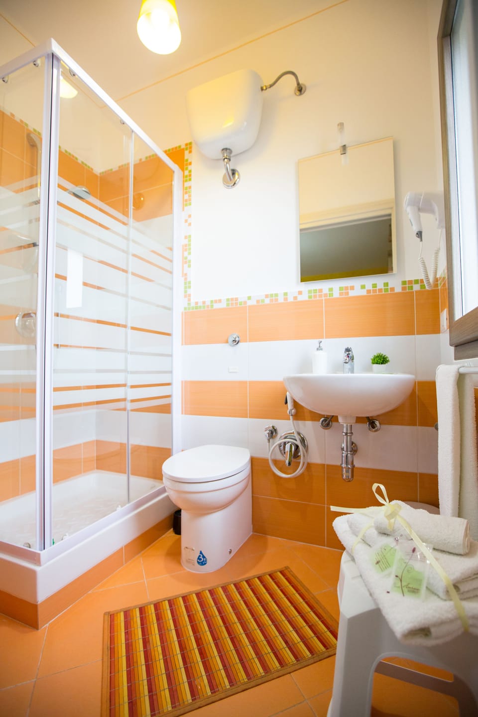Double Room | Bathroom | Shower, free toiletries, hair dryer, bidet