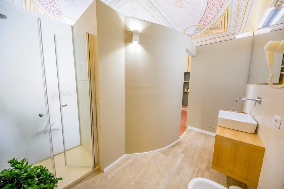 Exclusive Suite | Bathroom | Shower, free toiletries, hair dryer, bathrobes